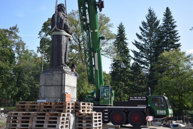 Pomnik Adama Mickiewicza wrócił na cokół w piątek 11 września.
