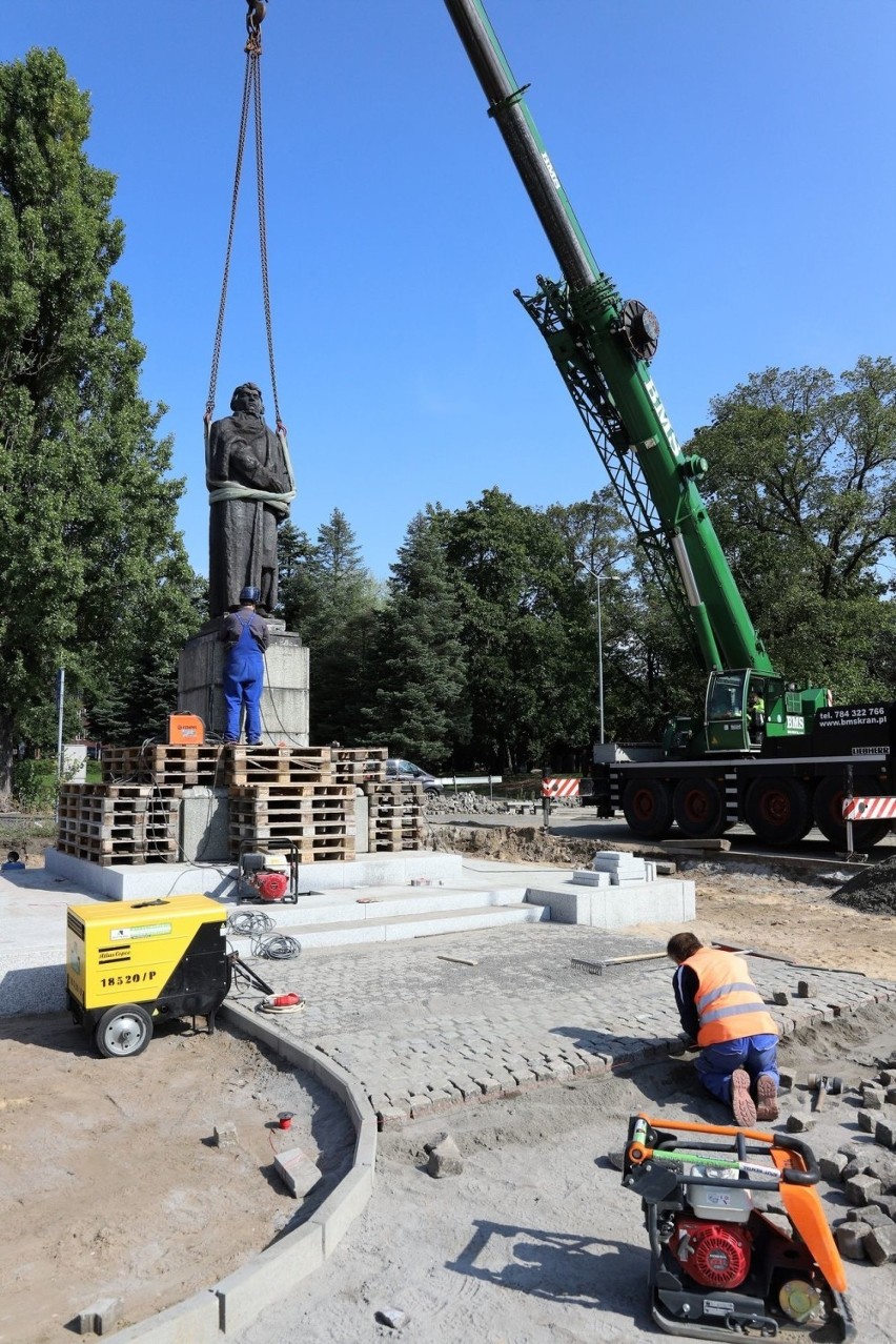 Pomnik Adama Mickiewicza wrócił na cokół w piątek 11...