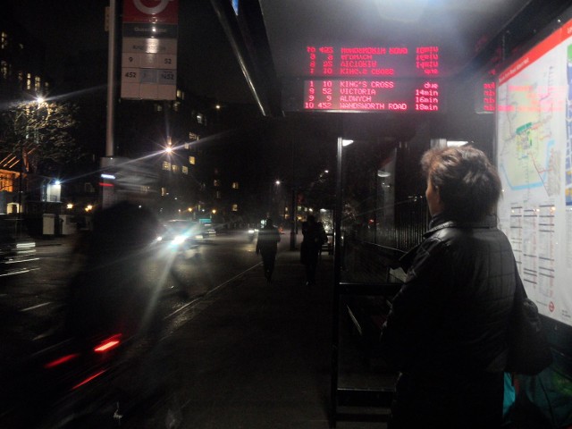 Elektroniczne tablice są na większości przystanków np. w Londynie