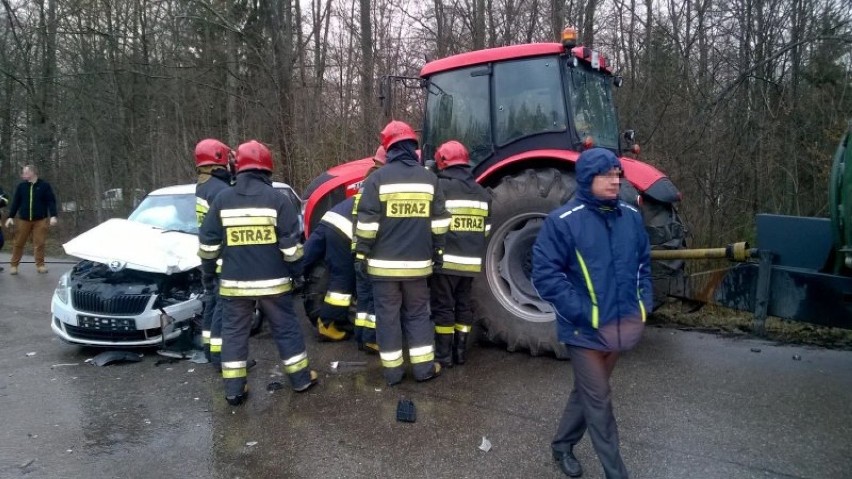 Samochód osobowy zderzył się z ciągnikiem rolniczym [ZDJĘCIA] 