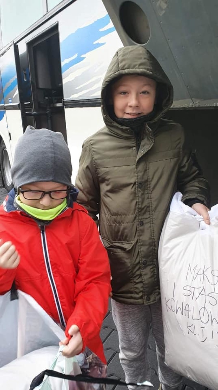 Uczniowie przekazali dary dla zwierząt ze schroniska w Chełmku 