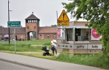 Budka z lodami nieopodal „Bramy Śmierci” przy byłym obozie w Birkenau zmieniła lokalizację. Przesunęli ją dalej. WIDEO