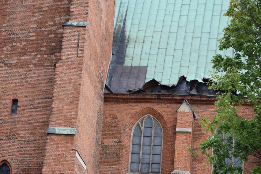Potężna wichura uszkodziła dach gnieźnieńskiej Katedry