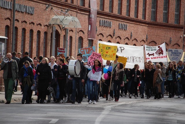 Happening w Tczewie: Młodzież protestowała przeciwko psim kupom na chodnikach