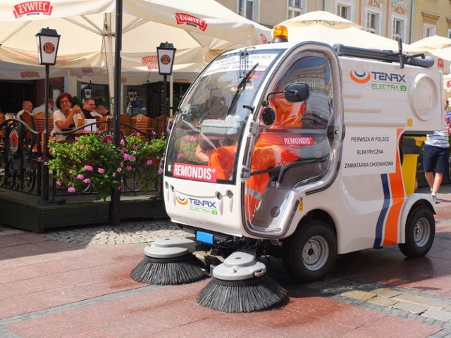 Taka zamiatarka elektryczna posprząta ulice Nysy.