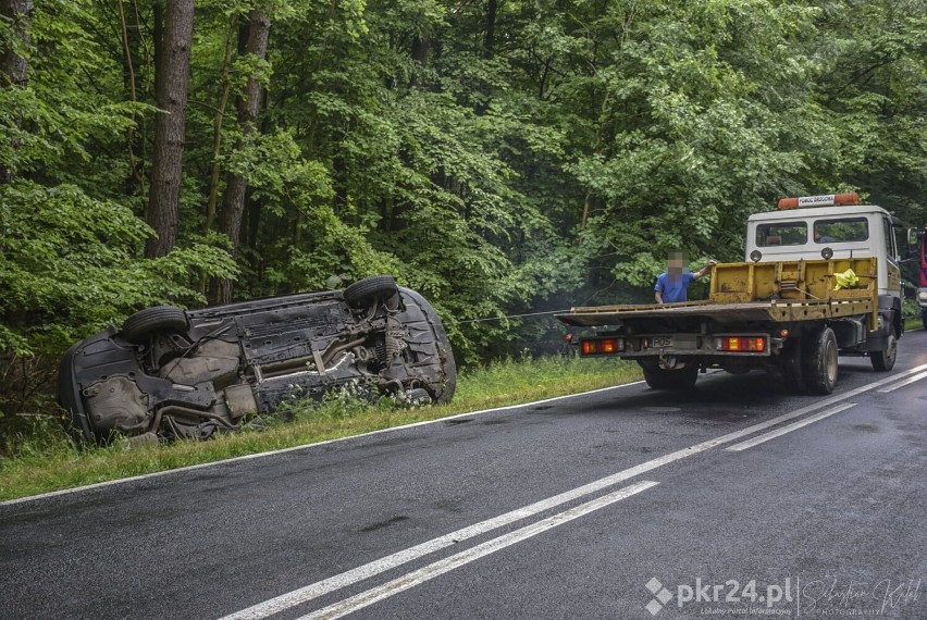 Na trasie Sulmierzyce-Krotoszyn samochód wypadł z drogi [ZDJĘCIA]