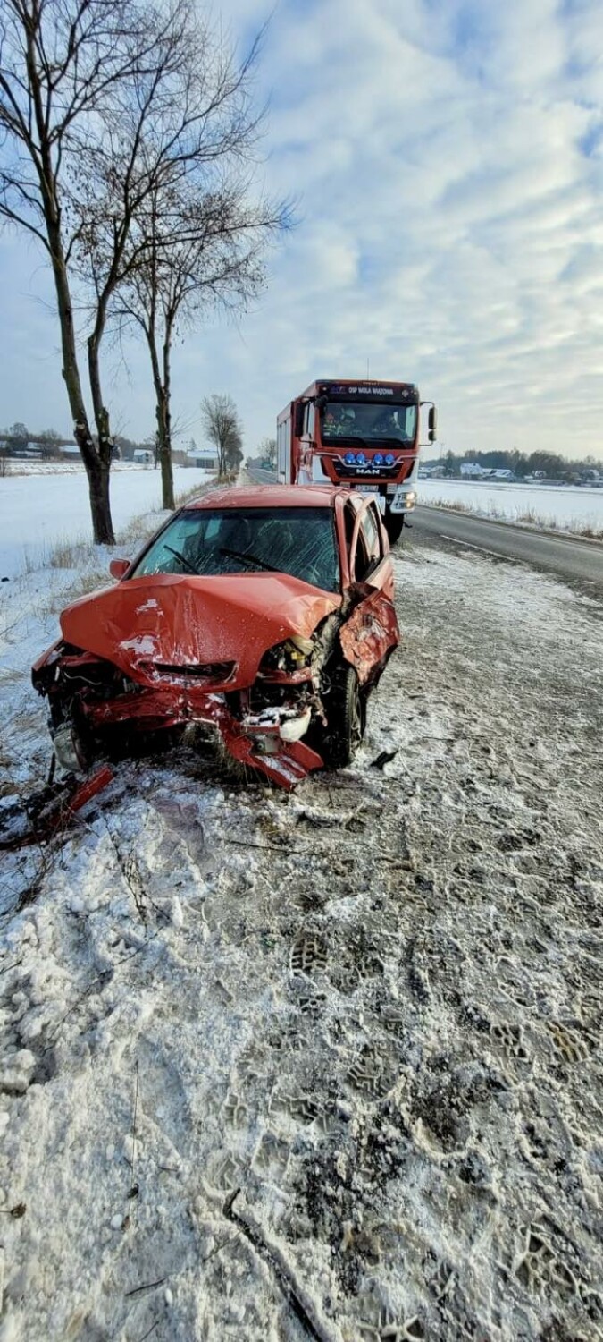 Wypadek w Mierzynowie (gmina Rusiec). Opel wpadł do rowu i uderzył w drzewo