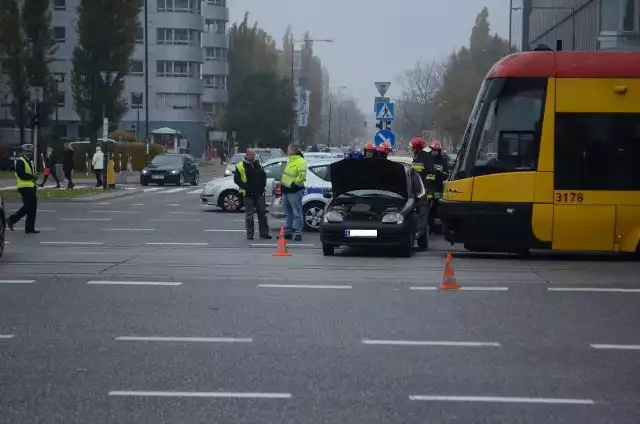 Wypadek na Wołoskiej. Tramwaj zderzył się z osobówką