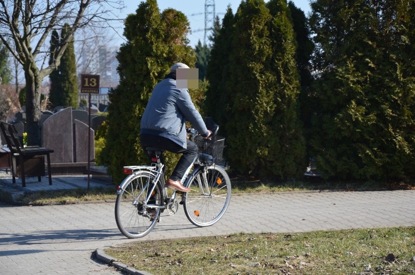 Głogów: Cmentarz to nie park. Nie należy jeździć tam rowerami i wprowadzać psów. Niestety, nie wszyscy wiedzą, jak się zachować