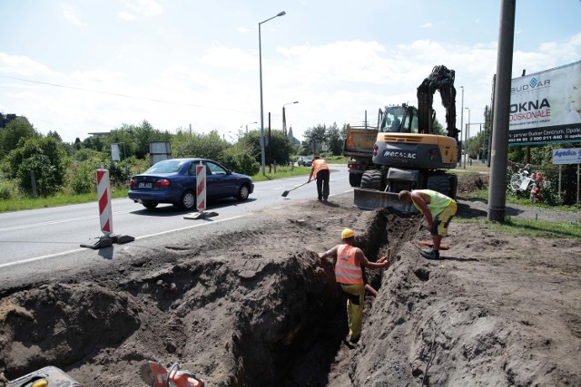 400 tysięcy złotych kosztuje szlak dla pieszych i cyklistów, który powstaje przy ul. Częstochowskiej.