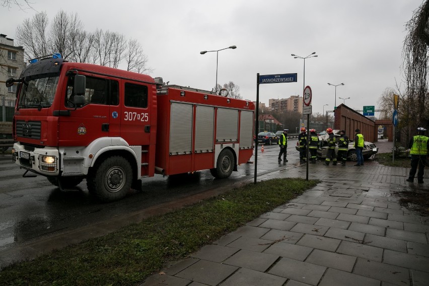 Dramatyczny wypadek na ulicy Lublańskiej w Krakowie, jedna osoba zginęła [ZDJĘCIA]