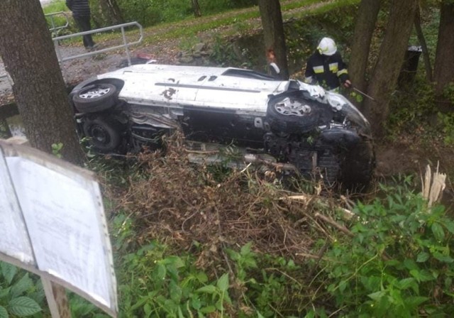 Samochód leżał na boku w potoku w Zalasowej. Na drogę wyciągnęli go strażacy