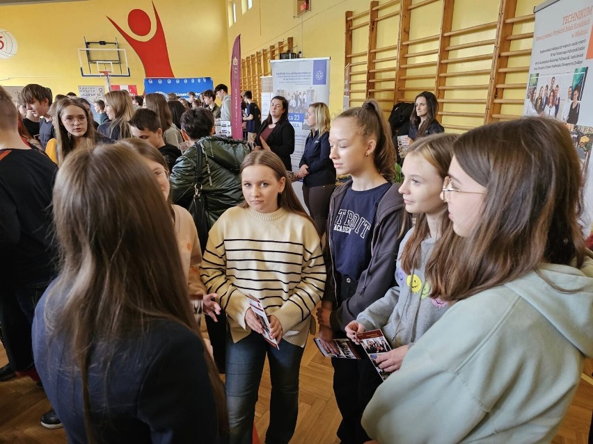 Akcja EduEWI 2023. Wieluńskie licea, technika i branżówki promowały w całym powiecie ofertę edukacyjną na rok szkolny 2023/24 FOTO