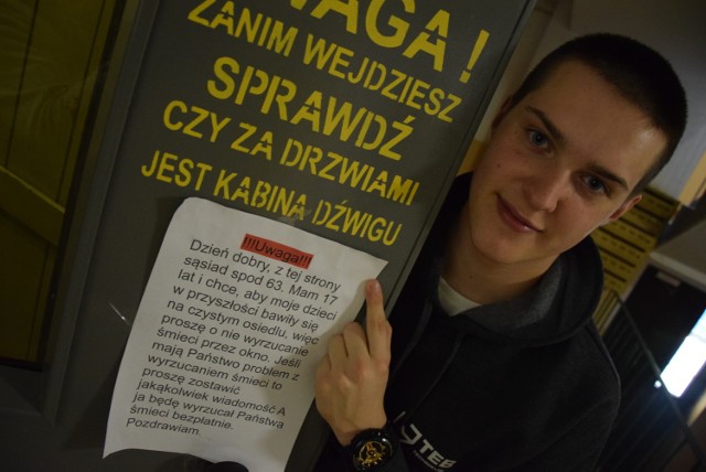 17-letni Dominik Oniśkiewicz powiesił kartki m.in. na drzwiach wind, które są w jego bloku.