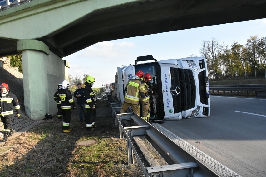 Wypadek na autostradzie A4 pod Legnicą, TIR leży na boku