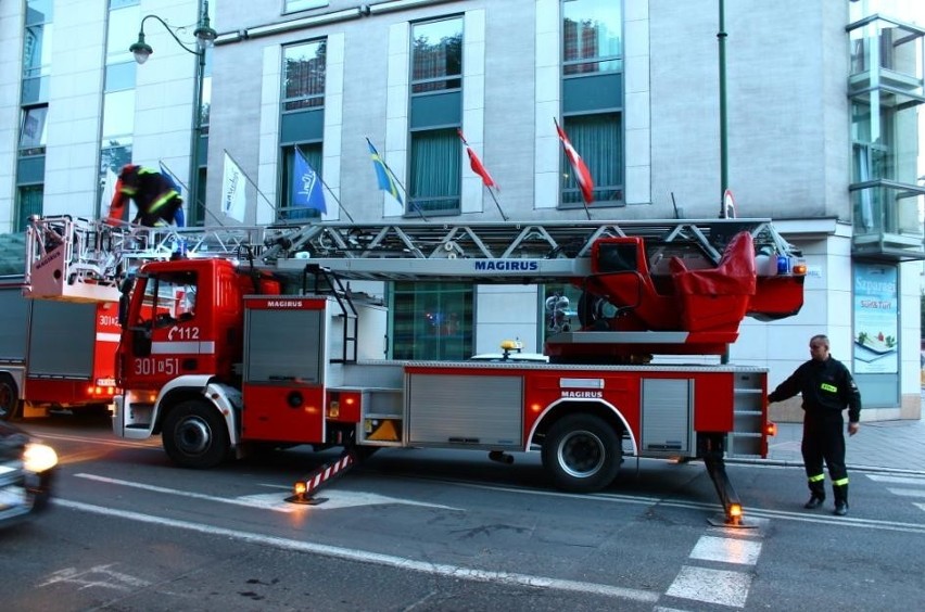 Pożar w hotelu Radisson w Krakowie. Ewakuowano ponad 400 osób [ZDJĘCIA INTERNAUTY]