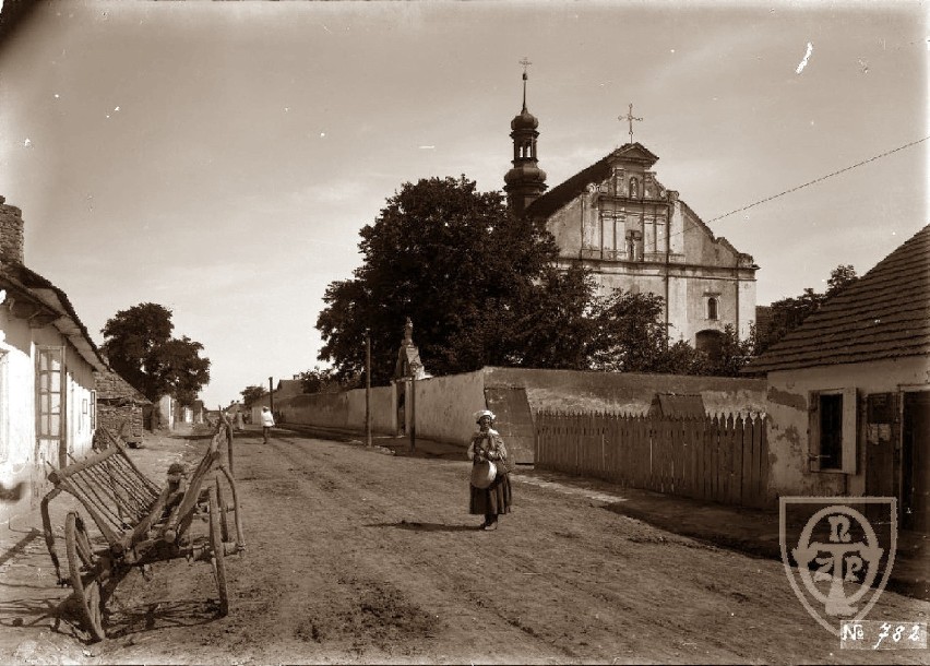 Lata 1900-1910. Widok na Kościół Nawiedzenia NMP od strony...
