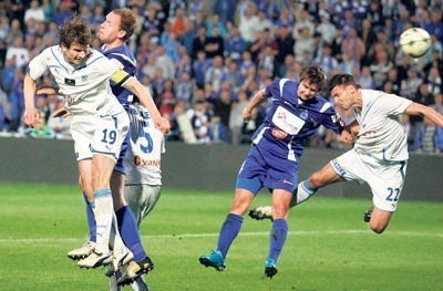 W tym sezonie piłkarze Ruchu Chorzów (niebieskie stroje) i Lecha Poznań należeli do czołówki ekstraklasy. "Kolejorz" jest bardzo bliski zdobycia tytułu mistrzowskiego