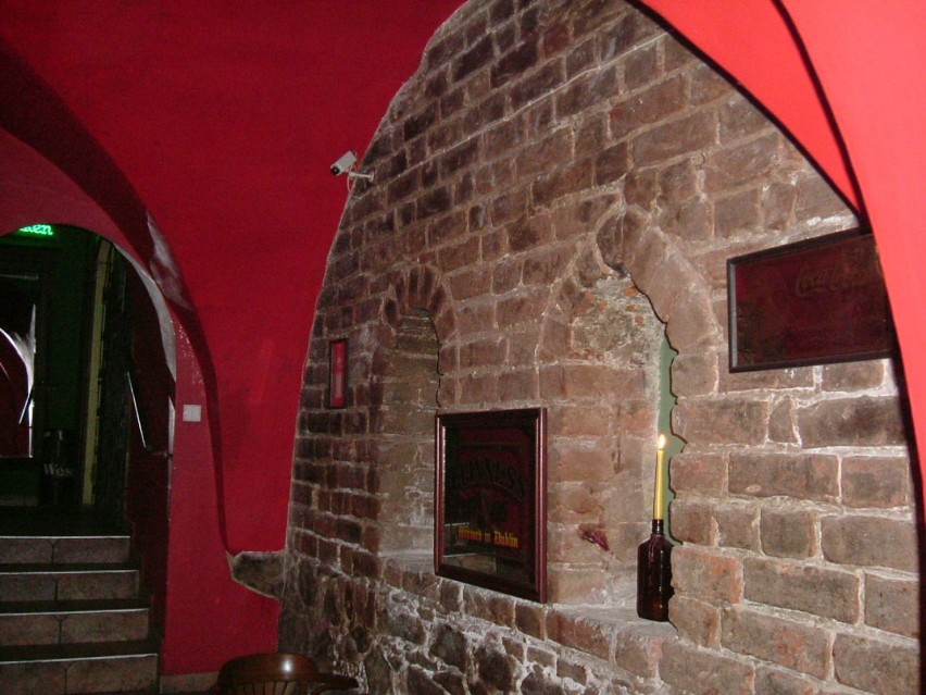Ul. Wieżowa 2. Średniowieczny parter, pomieszczenie ze...
