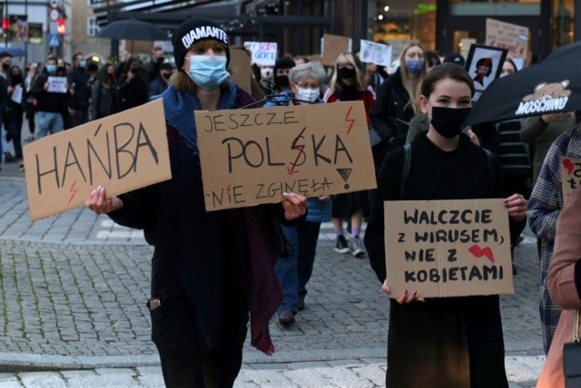 Strajk kobiet w poniedziałek (26.10) odbyły się w całym kraju, m.in. w Opolu. Uczestnicy (wśród nich były nie tylko panie) blokowali miasta. - Nasze protesty muszą być dotkliwe dla wszystkich, by zwracały uwagę na piekło kobiet, jakie zafundował nam Trybunał Konstytucyjny - mówiły protestujące opolanki.