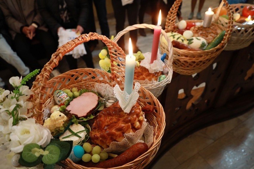 Prawosławna Wielkanoc w Śremie. Ojciec Iwan poświęcił wielkanocne potrawy i modlił się z prawosławnymi mieszkańcami Śremu