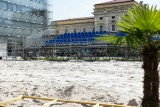 Plaża przed Galerią Krakowską. Na Placu Nowaka-Jeziorańskiego powstają boiska do siatkówki  