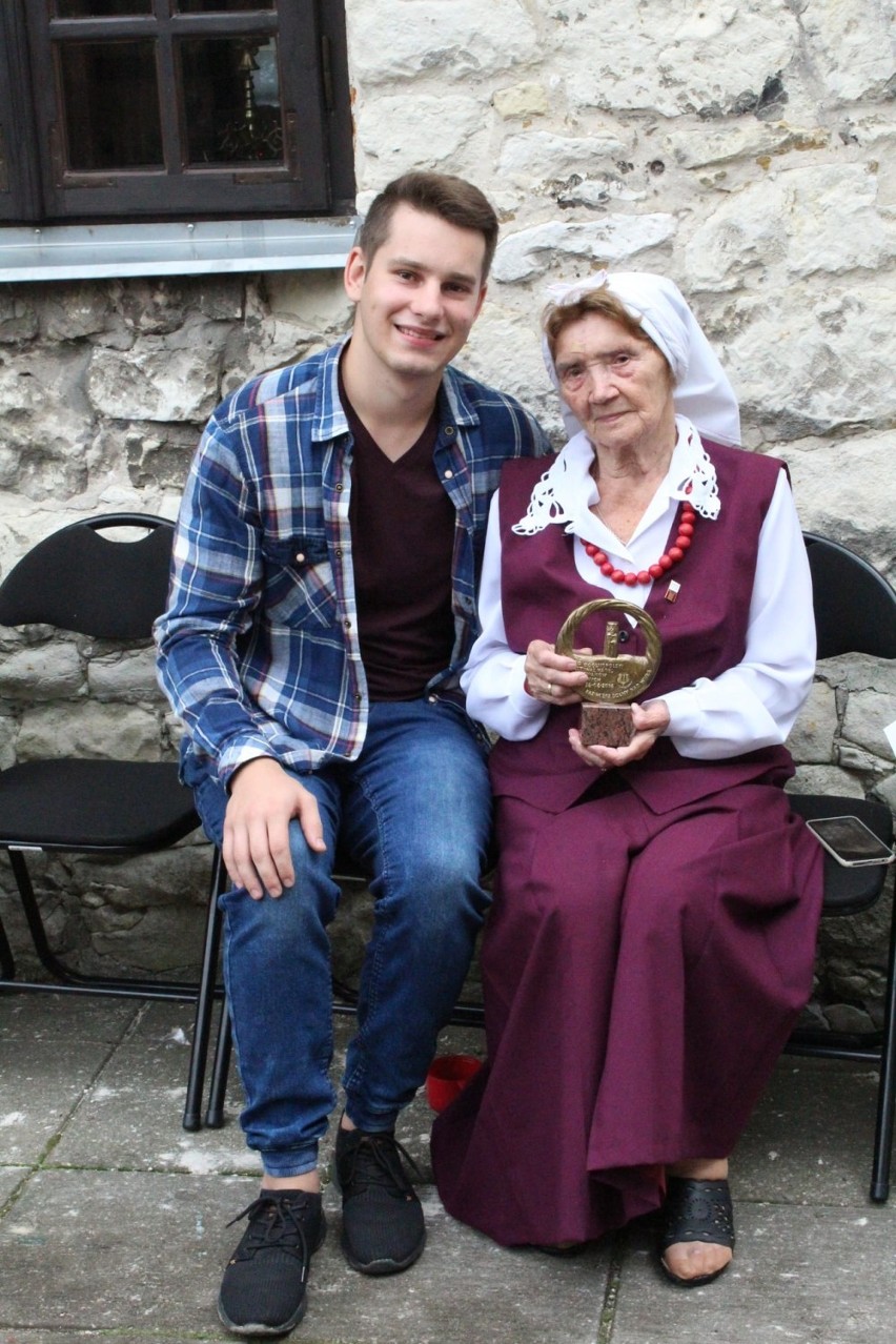 Anna Andruszkiewicz z Wiżajn zajęła pierwsze miejsce na Ogólnopolskim Festiwalu Kapel i Śpiewaków Ludowych 