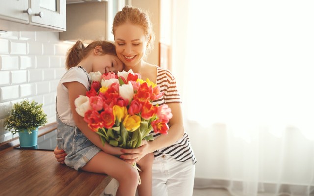 Kwiaty to świetny upominek na Dzień Matki. Zobacz, jakie wybrać.