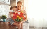 Kwiaty na Dzień Mamy. Taki prezent ją ucieszy! Wybierz bukiet lub kwiat doniczkowy na dłużej. Zobacz, jakie kwiaty są idealne na Dzień Matki