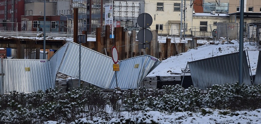 Demolka przy wiadukcie w centrum Stargardu. Ustalają, co się stało na rondzie o godzinie 2.37. ZDJĘCIA