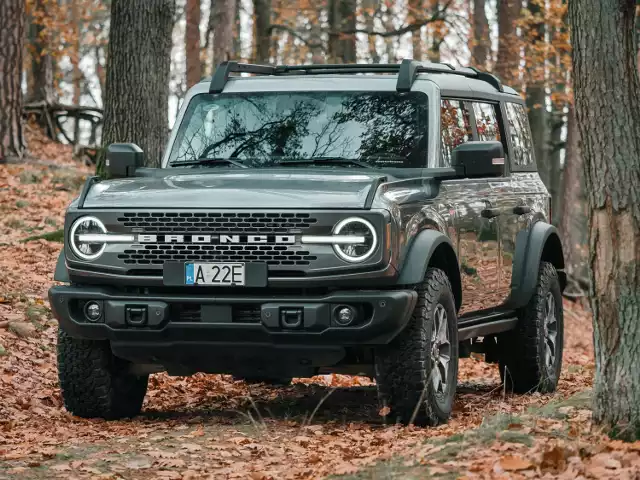 Ten samochód może być nieco absurdalny, przerysowany, krzykliwy i kosztowny, ale nie będę oszukiwał – bardzo mi się podoba! Dotąd moim ulubieńcem był Ford Ranger Raptor, ale gdybym mógł, to na pewno wybrałbym Bronco Badlands + przyczepę pełną niepotrzebnych, ale świetnych dodatków. Nie ma znaczenia, że w większości sytuacji jeździłbym nim tylko po zakupy czy po dziecko do przedszkola, bo czasami wybrałbym się w dzikie tereny, gdzie bawiłbym się jak nigdy! Jeśli kogoś stać, polecam z czystym sercem!