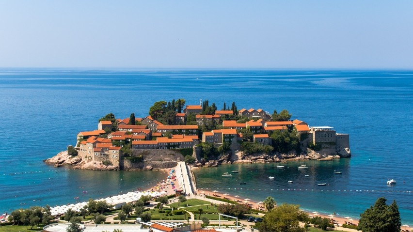 Sveti Stefan to oaza luksusu zatopiona w turkusie morza. Czarnogóra kusi również bajkowymi krajobrazami, barwną historią i świetną kuchnią