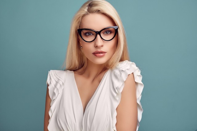Kobiety, które noszą okulary, mogą zachwycać pięknie i starannie wykonanym makijażem. Trzeba tylko wiedzieć, jak go zrobić.