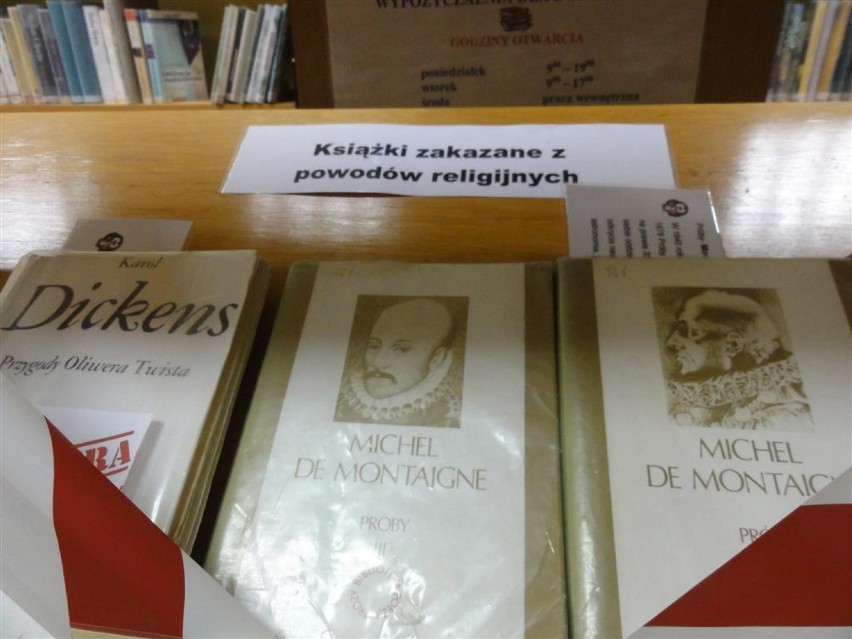 Wystawa książek zakazanych w bibliotece w Kartuzach