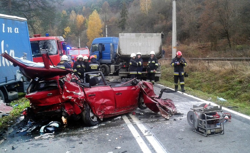 Żegiestów. Tragedia na drodze. Nie żyje 28-letni mężczyzna [ZDJĘCIA]