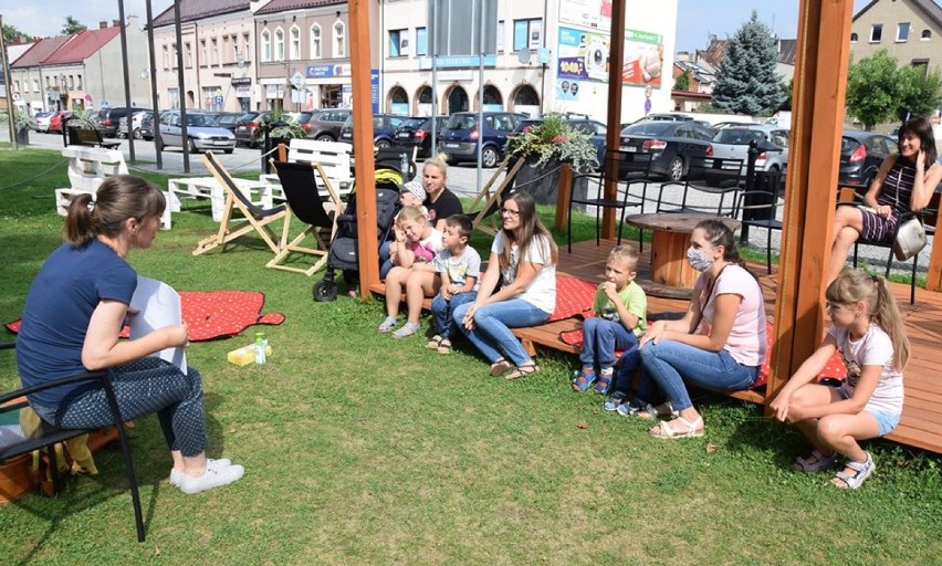 Wieruszowskie czytanie na spontanie cieszy się zainteresowaniem dzieci i rodziców ZDJĘCIA