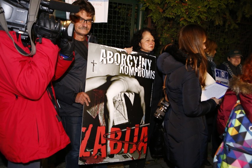 Protest kobiet przed domem Jarosława Kaczyńskiego. "On...