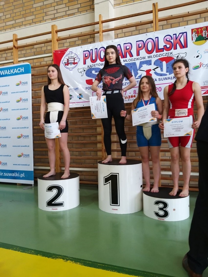 Klaudia Kaczor (po lewej) zajęła II miejsce w kat. 50 kg...