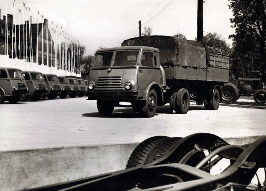 MTP 1955 r. Na zdjęciu ciągnik siodłowy Star C60, który...