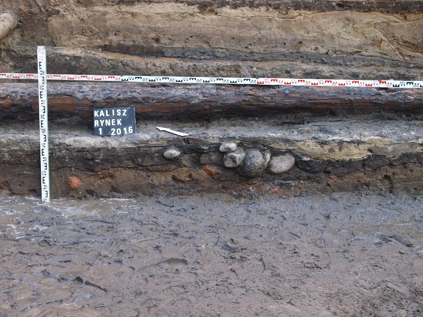 Archeolodzy szukają skarbów na kaliskim rynku