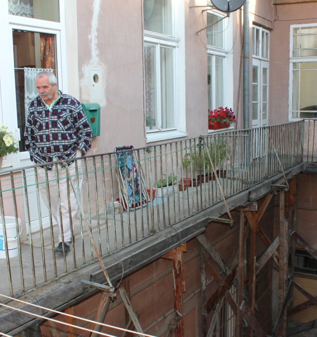 Balkon od dekady czeka na remont. Zastosowane kiedyś, doraźne rozwiązanie przerodziło się w codzienność