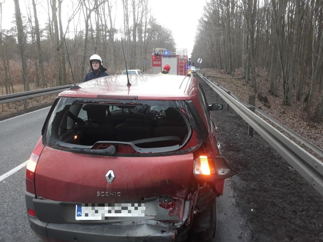 Dwie osoby w szpitalu i ruch wahadłowy - to skutki wypadku, do którego doszło na wyjeździe z Bydgoszczy w miejscowości Tryszczyn.

Do zdarzenia w Tryszczynie doszło około godz. 15. - Zderzyły się tam dwa samochody, dwie osoby zostały odwiezione do szpitala - mówi st. asp. Piotr Duziak z zespołu prasowego KWP w Bydgoszczy. - Trwa ustalanie przyczyn zdarzenia.

Wyjeżdżający albo wjeżdżający do Bydgoszczy drogą krajową nr 25 musza przygotować się na utrudnienia - ruch w miejscu wypadku odbywa się wahadłowo.


Flesz - wypadki drogowe. Jak udzielić pierwszej pomocy?

