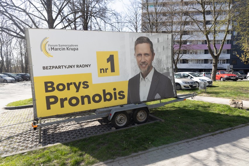Kampania wyborcza w Katowicach. Kandydaci... zabierając miejsca parkingowe mieszkańcom na os. Tysiąclecia
