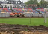 Praca wre przy remoncie stadionu miejskiego w Grójcu. Będzie nowa bieżnia, oświetlenie i trybuny. Zobacz postępy