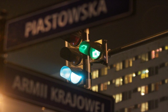 Cztery zainstalowane liczniki czasu na skrzyżowaniu Piastowskiej ...