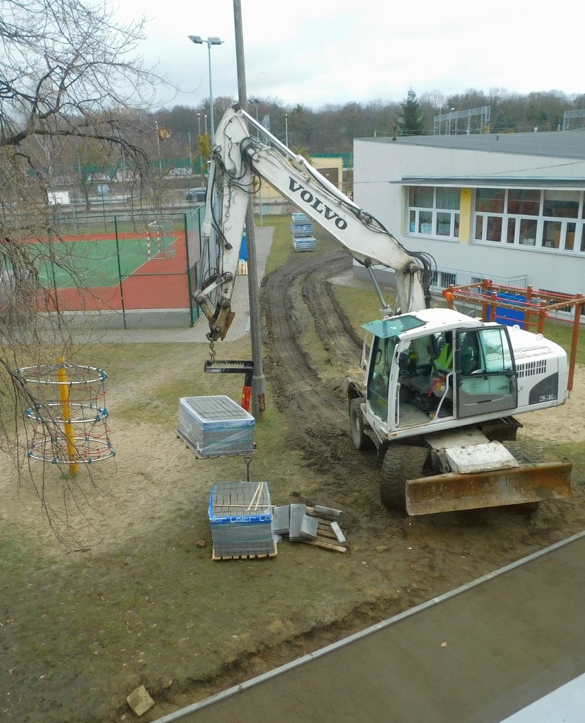 Malbork. W Szkole Podstawowej nr 9 cieszą się z prac remontowych. Stary chodnik i placyk zostały wymienione