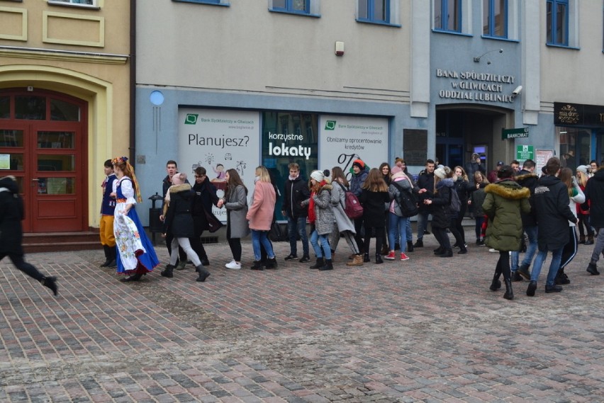 Zabawa po wykonaniu poloneza na lublinieckim rynku 1.02.2019