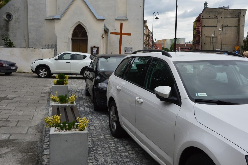 Wstyd! Bankowcy zrobili sobie parking z placu przed kościołem i zastawiają chodnik