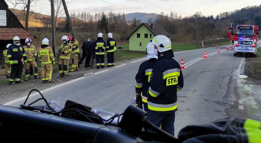 Po zderzeniu z fordem toyota "wskoczyła" na płot posesji w wiosce pod Grybowem