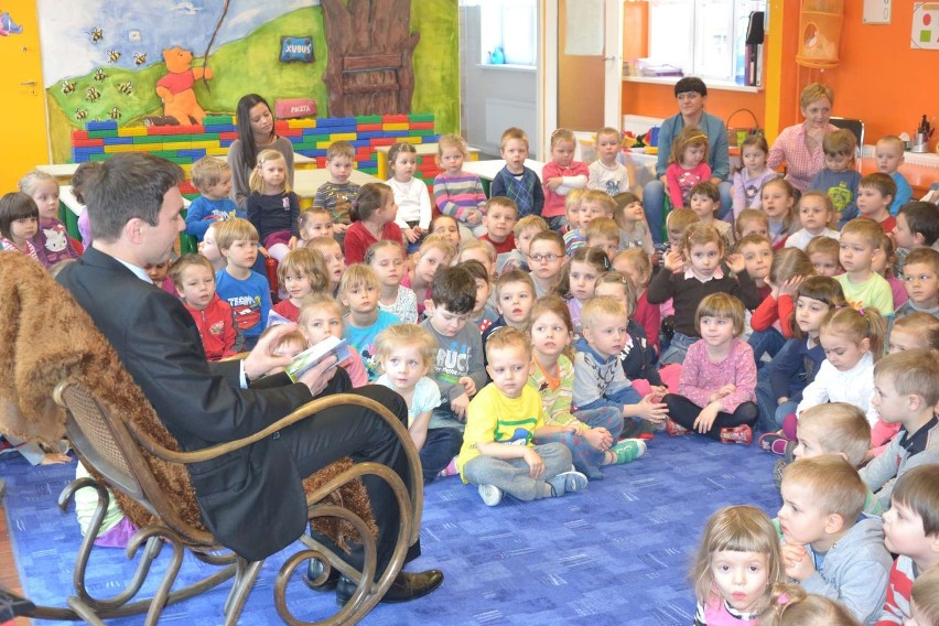 Burmistrz również czyta dzieciom